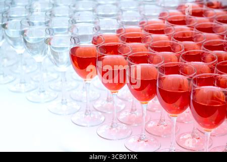 Beaucoup de verres avec du vin dans une rangée. Fond d'alcool Banque D'Images