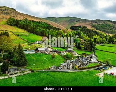 Fermes et montagnes sur la route A591 d'un drone, Grasmere Lake, Grasmere, Ambleside, Lake District, Westmorland, Cumbria, Royaume-Uni Banque D'Images