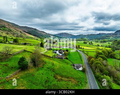 Fermes et montagnes sur la route A591 d'un drone, Grasmere Lake, Grasmere, Ambleside, Lake District, Westmorland, Cumbria, Royaume-Uni Banque D'Images
