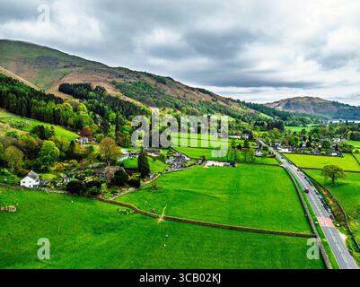 Fermes et montagnes sur la route A591 d'un drone, Grasmere Lake, Grasmere, Ambleside, Lake District, Westmorland, Cumbria, Royaume-Uni Banque D'Images