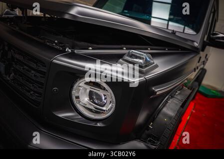 Gros plan du SUV Mercedes classe G noir avec capot partiellement ouvert Banque D'Images