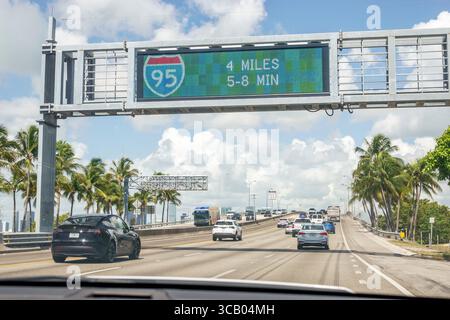 Miami Beach Floride, autoroute I-195, Julia Tuttle Causeway Artificial Reef, trafic routier, panneau d'affichage LED, I-95 logo 4 miles, temps estimé 5-8 Banque D'Images