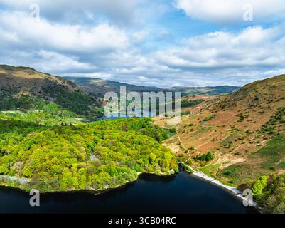 Fermes et montagnes sur la route A591 d'un drone, Grasmere Lake, Grasmere, Ambleside, Lake District, Westmorland, Cumbria, Royaume-Uni Banque D'Images