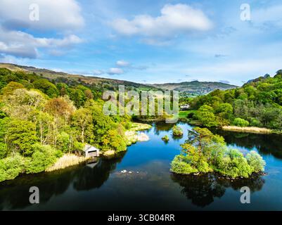 Fermes et montagnes sur la route A591 d'un drone, Grasmere Lake, Grasmere, Ambleside, Lake District, Westmorland, Cumbria, Royaume-Uni Banque D'Images