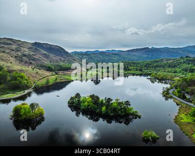 Fermes et montagnes sur la route A591 d'un drone, Grasmere Lake, Grasmere, Ambleside, Lake District, Westmorland, Cumbria, Royaume-Uni Banque D'Images