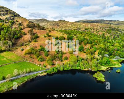 Fermes et montagnes sur la route A591 d'un drone, Grasmere Lake, Grasmere, Ambleside, Lake District, Westmorland, Cumbria, Royaume-Uni Banque D'Images