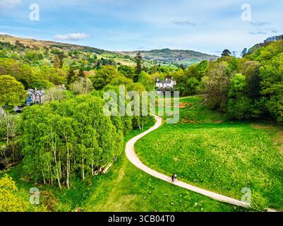 Fermes et montagnes sur la route A591 d'un drone, Grasmere Lake, Grasmere, Ambleside, Lake District, Westmorland, Cumbria, Royaume-Uni Banque D'Images