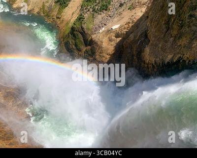 Arc-en-ciel sur le bord de falaise de Lower Falls dans le Grand Canyon de Yellowstone, parc national de Yellowstone, Wyoming. Paysage estival pittoresque avec de l'eau Banque D'Images