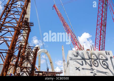 Miami Florida, Biscayne Boulevard, I-395 signature Bridge la fontaine, arches arche sous projet de construction, poutres en acier rouille, blanc courbe béton seg Banque D'Images