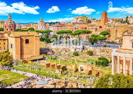 Vue panoramique du Forum romain à Rome, Italie. Monuments célèbres dans le monde entier en Italie pendant la journée ensoleillée d'été. Banque D'Images