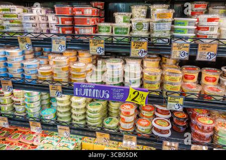 Miami Beach Floride, épicerie Trader Joe, supermarché alimentaire, intérieur, étagères d'étagères de vente d'affichage, trempettes réfrigérées de houmous, Trader JO Banque D'Images