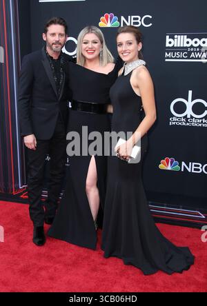 Las Vegas, États-Unis. 07 août 2025. Gestionnaire de talents, l'ex-mari de Kelly Clarkson et le père de ses deux enfants Brandon Blackstock, 48 ans, est décédé le 7 août 2025 après une bataille de trois ans contre le cancer.------------------------------------------------------- Brandon Blackstock, Kelly Clarkson et Savannah Blackstock aux Billboard Music Awards 2018 qui se sont tenus au MGM Grand Garden Arena le 20 mai 2018 à Las Vegas, Nevada. Crédit : AFF/Alamy Live News Banque D'Images