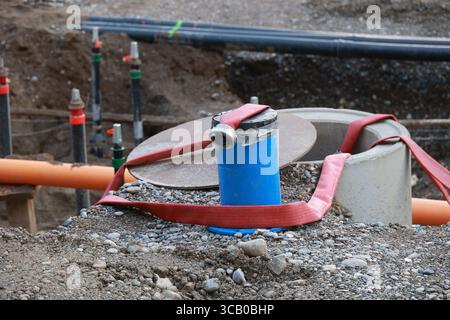 Le tuyau bleu est attaché à une corde rouge Banque D'Images