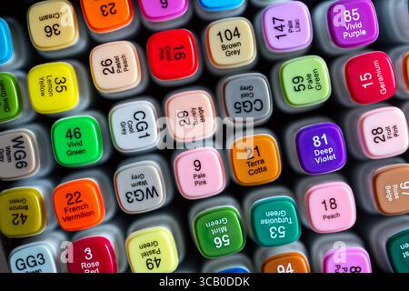 Stylo feutre ou marqueurs colorés avec des numéros de couleur en gros plan Banque D'Images