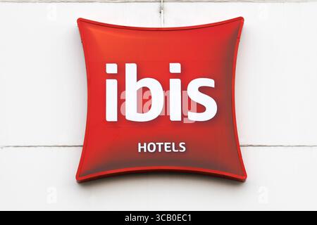 Panneau ibis Hotel sur un mur. Ibis est une société hôtelière internationale, détenue par une holding des hôtels AccorHotels Banque D'Images