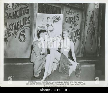 Publicité toujours tirée du film noir Girl on the Run de 1953, avec Richard Coogan, Rosemary Pettit Banque D'Images