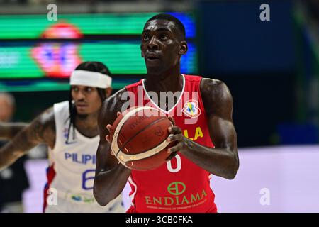 27 août 2023, Quezon City, Philippines : Eduardo Francisco de l'équipe de basket-ball masculine d'Angola vu en action lors du match de la Coupe du monde de basket-ball masculin FIBA 2023 entre les Philippines et l'Angola au Coliseum d'Araneta. Score final ; Angola 80 :70 Philippines. (Crédit image : © Luis Veniegra/SOPA images via ZUMA Press Wire) Banque D'Images