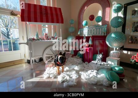 27 novembre 2023, Washington, District of Columbia, États-Unis : la Maison Blanche à Washington, DC décorée pour les vacances d'hiver 2023, avec le thème â€œMagic, merveille et joie,â€ 27 novembre 2023 (image crédit : © Chris Kleponis/CNP via ZUMA Press Wire) Banque D'Images