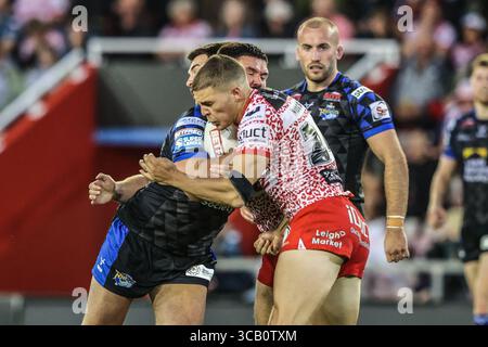 Leigh, Royaume-Uni. 07 août 2025. James Bentley de Leeds Rhinos est attaqué lors du match Leigh Leopards vs Leeds Rhinos de Betfred Super League Round 21 au Leigh Sports Village, Leigh, Royaume-Uni, le 7 août 2025 (photo par Alfie Cosgrove/News images) à Leigh, Royaume-Uni, le 8/7/2025. (Photo par Alfie Cosgrove/News images/SIPA USA) crédit : SIPA USA/Alamy Live News Banque D'Images