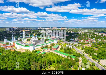 Architecture orthodoxe russe. Vue aérienne par drone de la Trinité Lavra de St Serge à Sergiev Posad, région de Moscou, Russie. Journée d'été ensoleillée. Masculin Mo Banque D'Images