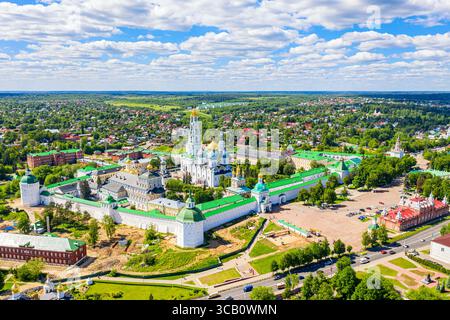 Architecture orthodoxe russe. Vue aérienne par drone de la Trinité Lavra de St Serge à Sergiev Posad, région de Moscou, Russie. Journée d'été ensoleillée. Masculin Mo Banque D'Images