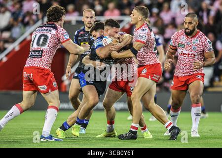 Leigh, Royaume-Uni. 07 août 2025. James Bentley de Leeds Rhinos est attaqué lors du match Leigh Leopards vs Leeds Rhinos de Betfred Super League Round 21 au Leigh Sports Village, Leigh, Royaume-Uni, le 7 août 2025 (photo par Alfie Cosgrove/News images) à Leigh, Royaume-Uni, le 8/7/2025. (Photo par Alfie Cosgrove/News images/SIPA USA) crédit : SIPA USA/Alamy Live News Banque D'Images