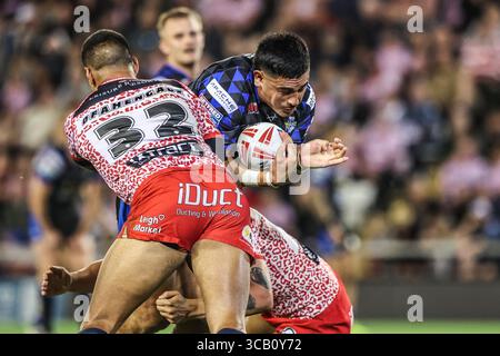 Leigh, Royaume-Uni. 07 août 2025. Keenan Palasia de Leeds Rhinos est attaqué lors du match Leigh Leopards vs Leeds Rhinos de Betfred Super League Round 21 au Leigh Sports Village, Leigh, Royaume-Uni, le 7 août 2025 (photo par Alfie Cosgrove/News images) à Leigh, Royaume-Uni le 8/7/2025. (Photo par Alfie Cosgrove/News images/SIPA USA) crédit : SIPA USA/Alamy Live News Banque D'Images
