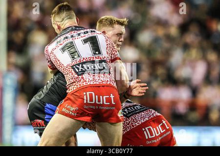 Leigh, Royaume-Uni. 07 août 2025. James McDonnell de Leeds Rhinos est attaqué lors du match Leigh Leopards vs Leeds Rhinos de Betfred Super League Round 21 au Leigh Sports Village, Leigh, Royaume-Uni, le 7 août 2025 (photo par Alfie Cosgrove/News images) à Leigh, Royaume-Uni, le 8/7/2025. (Photo par Alfie Cosgrove/News images/SIPA USA) crédit : SIPA USA/Alamy Live News Banque D'Images