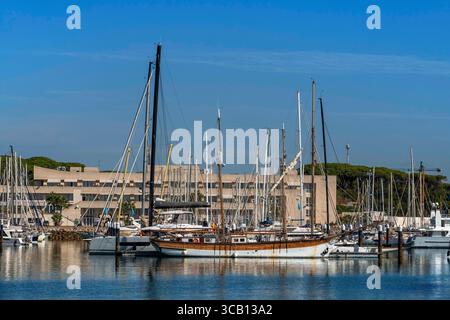25 septembre 2022, Cadix, Espagne : la Marina, Yachts à Puerto Sherry El Puerto de Santa Maria Cadix Andalousie Espagne Europe...Puerto Sherry est un port de plaisance espagnol situé à El Puerto de Santa MarÃ­a, dans la baie de CÃ¡diz (Andalousie). C'est le siège du Puerto Sherry Yacht Club. Dans ses environs se trouve l'urbanisation ''Pueblo Sherry'' (crédit image : © Sergi Reboredo/ZUMA Press Wire) Banque D'Images
