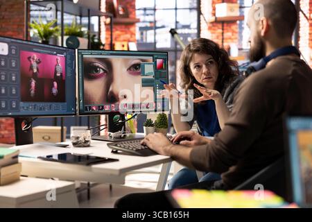 L'équipe de photographes collabore sur du contenu généré par l'IA à l'aide d'outils texte-image. Le logiciel d'édition fournit des solutions d'automatisation et d'apprentissage profond avancées pour la retouche photo. Banque D'Images