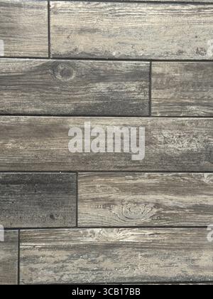 Tuile de bois sombre de style industriel avec finition de grain texturé utilisée dans le plancher d'appartement loft urbain ou la conception de mur d'accent combinant l'esthétique brute avec Banque D'Images