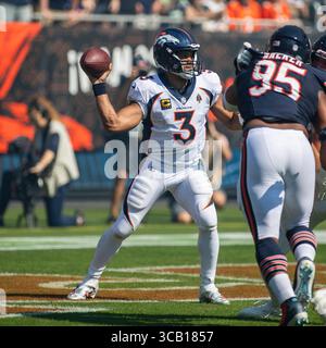 1er octobre 2023 : le quarterback #3 des Broncos Russell Wilson lance la balle lors d'un match contre les Bears de Chicago à Chicago, dans l'Illinois. Mike Wulf/CSM (image de crédit : Banque D'Images