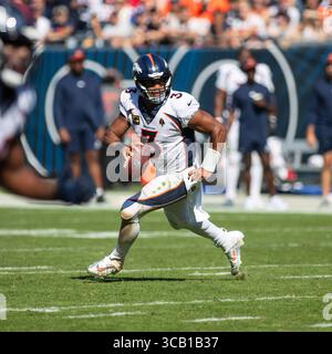 1er octobre 2023 : le quarterback #3 des Broncos Russell Wilson court avec le ballon lors d'un match contre les Bears de Chicago à Chicago, dans l'Illinois. Mike Wulf/CSM (image de crédit : Banque D'Images