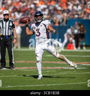 1er octobre 2023 : le quarterback #3 des Broncos Russell Wilson lance la balle lors d'un match contre les Bears de Chicago à Chicago, dans l'Illinois. Mike Wulf/CSM (image de crédit : Banque D'Images
