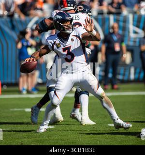 1er octobre 2023 : le quarterback #3 des Broncos Russell Wilson lance la balle lors d'un match contre les Bears de Chicago à Chicago, dans l'Illinois. Mike Wulf/CSM (image de crédit : Banque D'Images