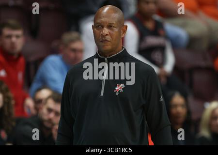 3 décembre 2023 : L'entraîneur-chef des Cardinals de Louisville, Kenny Payne, regarde pendant le match de basket-ball masculin de la NCAA entre les Cardinals de Louisville et les Hokies de Virginia Tech au Cassell Coliseum de Blacksburg, en Virginie. Greg Atkins/CSM (image de crédit : Banque D'Images