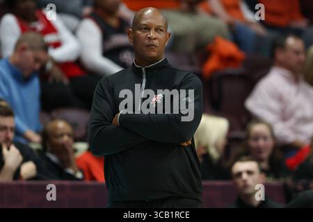 3 décembre 2023 : L'entraîneur-chef des Cardinals de Louisville, Kenny Payne, regarde pendant le match de basket-ball masculin de la NCAA entre les Cardinals de Louisville et les Hokies de Virginia Tech au Cassell Coliseum de Blacksburg, en Virginie. Greg Atkins/CSM (image de crédit : Banque D'Images