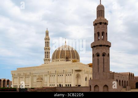 Grande mosquée du Sultan Qaboos à Muscat, Oman, vue extérieure avec dôme majestueux et minaret. Banque D'Images