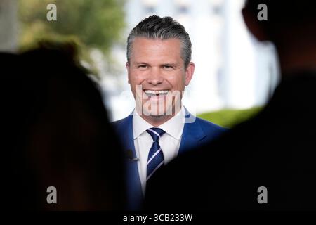 Washington, États-Unis. 07 août 2025. Le secrétaire à la Défense Pete Hegseth lors d'une interview télévisée devant la Maison Blanche à Washington le 7 août 2025. Photo de Yuri Gripas/ABACAPRESS.COM crédit : Abaca Press/Alamy Live News Banque D'Images