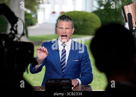 Washington, États-Unis. 07 août 2025. Le secrétaire à la Défense Pete Hegseth lors d'une interview télévisée devant la Maison Blanche à Washington le 7 août 2025. Photo de Yuri Gripas/ABACAPRESS.COM crédit : Abaca Press/Alamy Live News Banque D'Images
