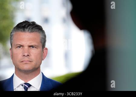 Washington, États-Unis. 07 août 2025. Le secrétaire à la Défense Pete Hegseth lors d'une interview télévisée devant la Maison Blanche à Washington le 7 août 2025. Photo de Yuri Gripas/ABACAPRESS.COM crédit : Abaca Press/Alamy Live News Banque D'Images