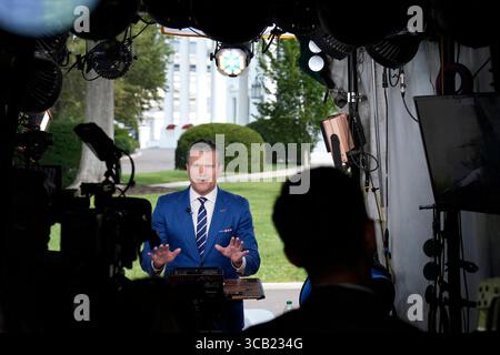 Washington, États-Unis. 07 août 2025. Le secrétaire à la Défense Pete Hegseth lors d'une interview télévisée devant la Maison Blanche à Washington le 7 août 2025. Photo de Yuri Gripas/ABACAPRESS.COM crédit : Abaca Press/Alamy Live News Banque D'Images