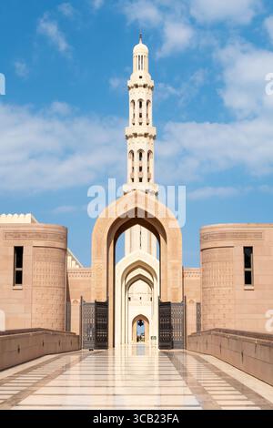 Entrée à la Grande Mosquée Sultan Qaboos à Mascate, Oman. Sur les murs les écritures du Coran sont écrites. Banque D'Images
