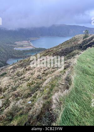 Vue nuageuse sur Lagoa do Fogo, un lac de cratère volcanique et une réserve naturelle protégée à São Miguel, aux Açores. Banque D'Images
