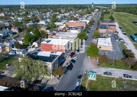 Cape Charles Virginie - 23 avril 2022 : vue aérienne de Mason Ave à Cape Charles avec des entreprises orientées vers l'est Banque D'Images