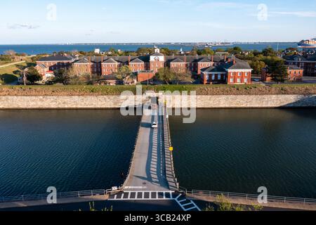 Vue de voitures circulant sur un pont menant à Fort Monroe à Hampton Banque D'Images