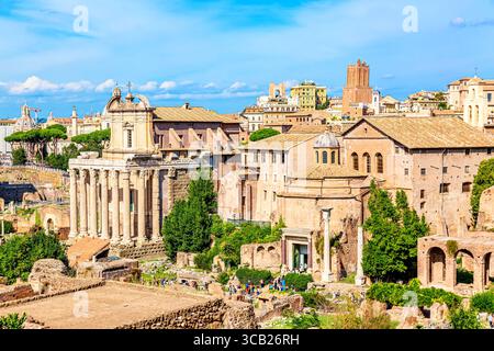 Vue panoramique sur le Forum romain et l'autel romain de la Patrie à Rome, Italie. Monuments célèbres dans le monde entier en Italie pendant la journée ensoleillée d'été. Banque D'Images
