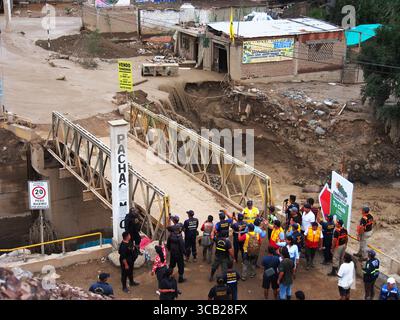15 mars 2023, Cieneguilla, Lima, Pérou : une coulée de boue détruisant les maisons dans la ville rurale de Tambo Inga, devant ses habitants, en raison des inondations et coulées de boue causées par les fortes pluies du cyclone Yaku, dans la périphérie de Lima. Le cyclone Yaku est présent dans le Pacifique Sud au large des côtes du Pérou où il touche certaines provinces côtières. (Crédit image : © Carlos Garcia Granthon/ZUMA Press Wire) Banque D'Images