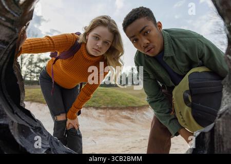 DATE DE SORTIE : 18 août 2023. TITRE : paysage avec main invisible. STUDIO : MGM. RÉALISATEUR : Cory Finley. INTRIGUE : quand la règle bureaucratique et la technologie avancée d'une espèce exotique occupante laissent la majeure partie de la Terre appauvrie et au chômage, deux adolescents éclosent un plan risqué pour assurer l'avenir de leurs familles. EN VEDETTE : KYLIE ROGERS dans le rôle de Chloe Marsh, ASANTE BLACKK dans le rôle d'Adam Campbell. (Crédit image : © MGM/Entertainment Pictures/ZUMAPRESS.com) Banque D'Images