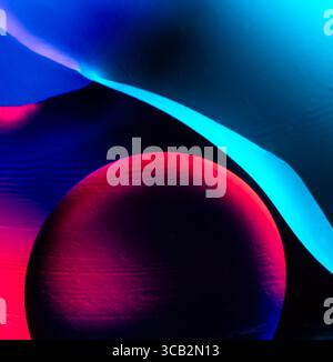Macro shot de bulles d'huile avec de l'eau sur fond coloré. Espace et univers planètes style abstrait image. Banque D'Images